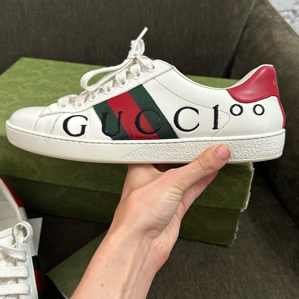 Authentic gucci sneakers, like new.